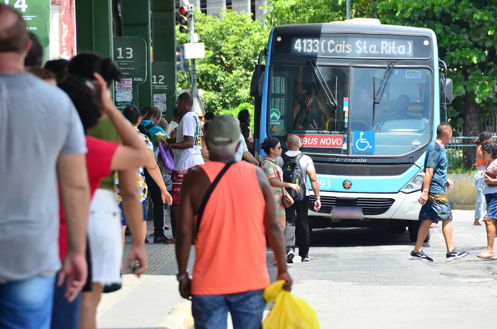 Passageiros no embarque do transporte público coletivo urbano